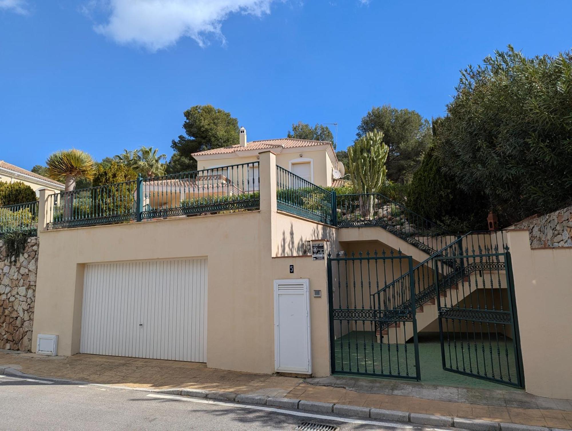 Villa With Pool And Boule Right On Alhaurin Golf